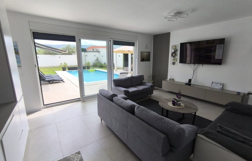 VILLA 08