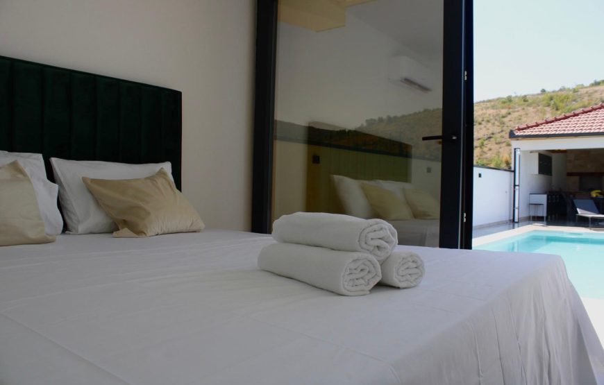 VILLA 37